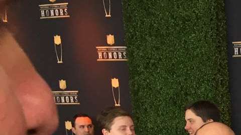 El entrenador Sean McVay en la alfombra roja antes de una noche memorable para él y los Rams de Los Ángeles en Minnesota.