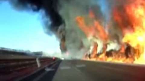 El fuego se propagó en la autopista.