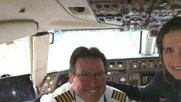 El piloto Jim Moorey voló hasta San Francisco para  devolverle las alianas perdidas a Brit Morin.