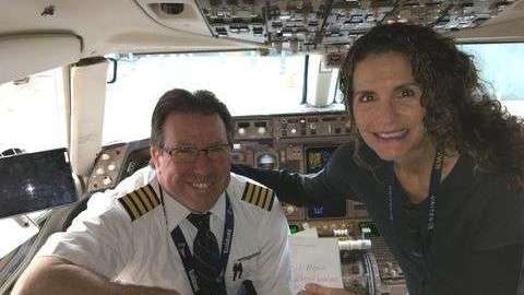 El piloto Jim Moorey voló hasta San Francisco para  devolverle las alianas perdidas a Brit Morin.