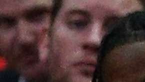 Kylie Jenner y Travis Scott juntos en un juego de basquetbol.