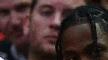 Kylie Jenner y Travis Scott juntos en un juego de basquetbol.