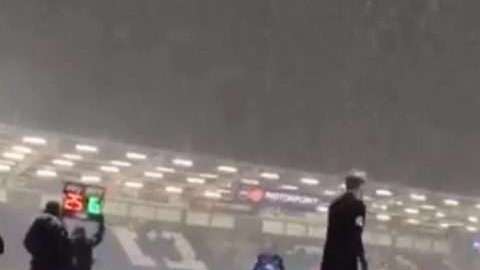 La cancha del ABAX Stadium en Inglaterra se llenó de nieve.