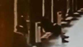 Las cámaras de seguridad del metro captaron el angustioso momento.