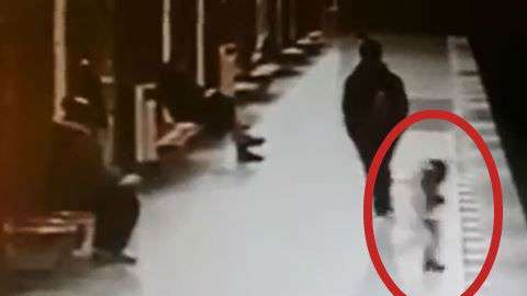 Las cámaras de seguridad del metro captaron el angustioso momento.