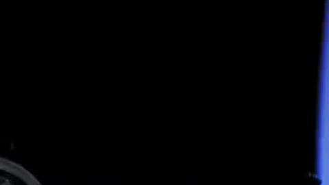 En el video se alcanza a ver un pequeño punto volando sobre la Tierra.