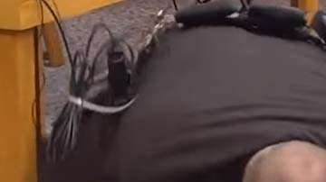 Los oficiales de seguridad en la corte sometieron a Margraves.