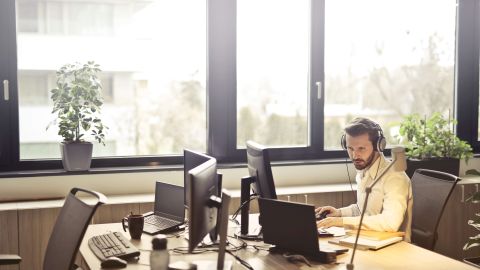 Los jóvenes aspiran a un puesto en una de las empresas de moda.