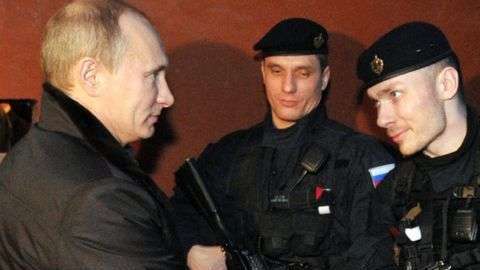 El presidente Vladimir Putin se reunió con las fuerzas especiales del FSB en Chechenia en 2011.