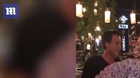 Su novio le pidió una "cosa para hombres", y ella lo sorprendió con un ramo de dinero.