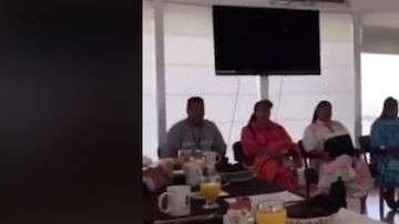 Los indígenas solo miraban  comer a los legisladores. Foto Especial