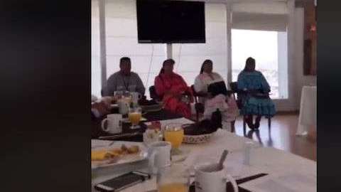 Los indígenas solo miraban  comer a los legisladores. Foto Especial