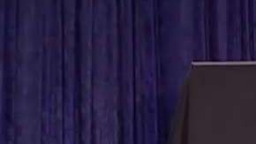 El expresidente Obama eligió a un artista afroamericano gay para que pintara su retrato.