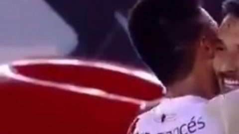 La celebración de Nacho Scocco tras anotar un golazo a Olimpo.