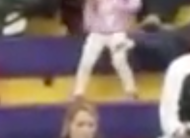 Esta niña no tiene miedo al ridículo y hace lo que más le gusta, bailar.