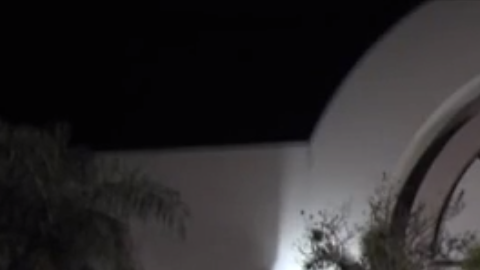 Centro comercial prohibe la entrada a adolescentes que no acudan con sus padres.