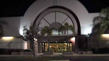 Centro comercial prohibe la entrada a adolescentes que no acudan con sus padres.