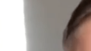 Este hombre se divorcia después de tres años y decide celebrarlo con un pastel.