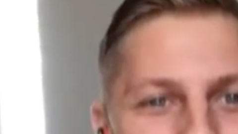 Este hombre se divorcia después de tres años y decide celebrarlo con un pastel.