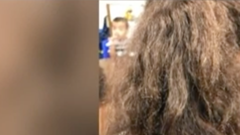 Esta niña de Detroit sufrió un grave incidente en la escuela, otro niño le quemó el pelo.