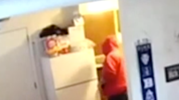 Un técnico que supuestamente va a reparar el lavavajillas se dedica a inspeccionar la vida de los usuarios.