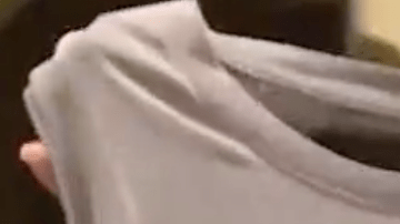 Se le prohibe la entrada al gimnasio por su vestimenta.