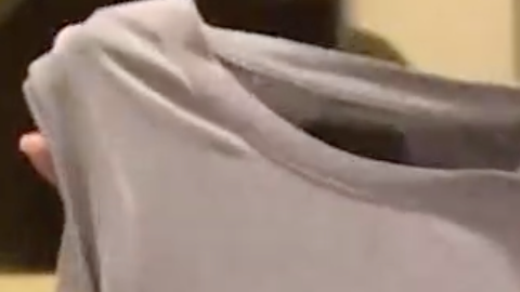 Se le prohibe la entrada al gimnasio por su vestimenta.