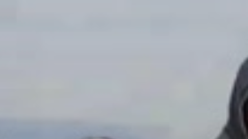 Trenton, padre soltero de 21 años recibe un regalo de sus compañeros de trabajo, un coche.