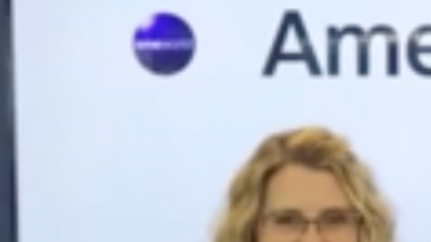 La agente de AA y el sheriff del aeropuerto de Sacramento evitaron una posible tragedia.