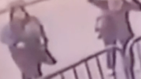 Un policía consigue atrapara a un bebé que cae del balcón.