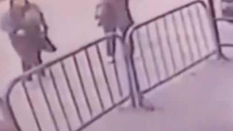 Un policía consigue atrapara a un bebé que cae del balcón.