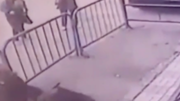 Un policía consigue atrapara a un bebé que cae del balcón.