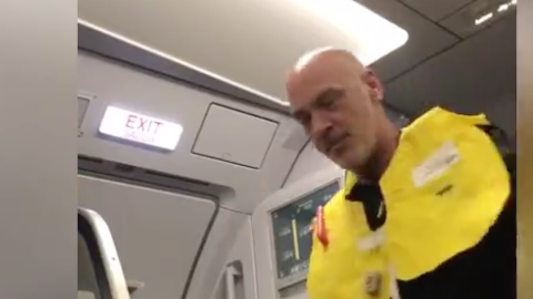 Un azafato de vuelo convierte las normas de seguridad en un musical.