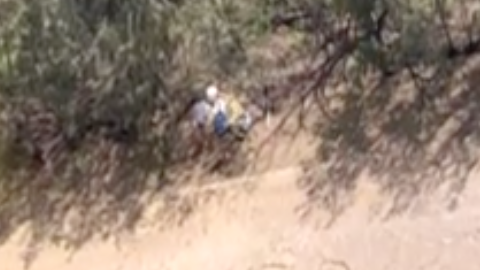 Mensaje de ayuda escrito por una pareja perdida en una isla.