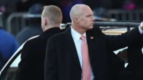 El Servicio Secreto revisa a detalle a todos a quienes acompañan al Presidente.