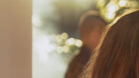 Shannon de Lima y Pipe Bueno en el vídeo musical "Aguardiente".