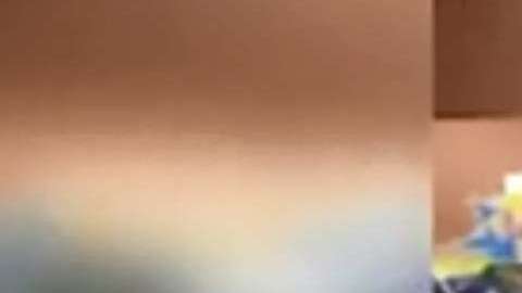 La trabajadora también le llamó a la policía, acusando a los clientes de "perturbar la paz".