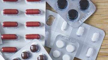 Aunque no significa erradicarlos de tu dieta, hay ciertos alimentos que es mejor comerlos poco cuando se toman ciertas medicinas.