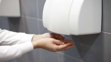Los secadores de manos guardan miles de bacterias.