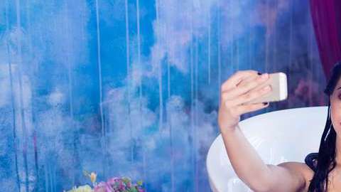 Una mujer murió electrocutada por hacerse una selfie.