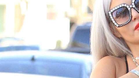 Sophia Vegas presume la cintura más pequeña del mundo.