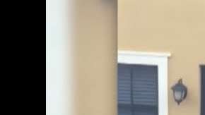 Nikolas Cruz fue captado disparando con un arma de fuego en su casa.