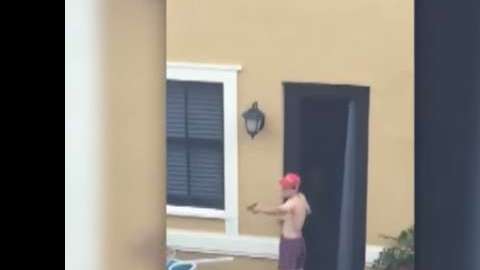 Nikolas Cruz fue captado disparando con un arma de fuego en su casa.
