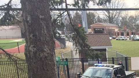 Muchas personas se congregaron afuera del liceo a la espera de noticias