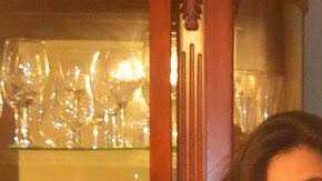 Neófita, de 47 años, acompañada de sus hijos, poco antes de ser deportada.