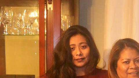 Neófita, de 47 años, acompañada de sus hijos, poco antes de ser deportada.