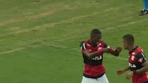 El festejo de Vinicius Junior tras anotarle al Botafogo, causa de la discordia con Flamengo.