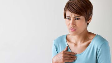 Las mujeres son más propensas que los hombres a experimentar la angina (o dolor intenso en el pecho), como resultado de un repentino incremento de los niveles de las hormonas del estrés.