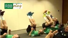 Los jigadores del betis realizaron un divertido ejercicio de calentamiento