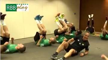 Los jigadores del betis realizaron un divertido ejercicio de calentamiento